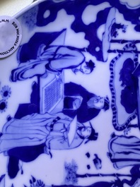 Une assiette en porcelaine de Chine en bleu et blanc &agrave; d&eacute;cor des 'Sept sages dans la for&ecirc;t de bambou', marque de Xuande, Kangxi
